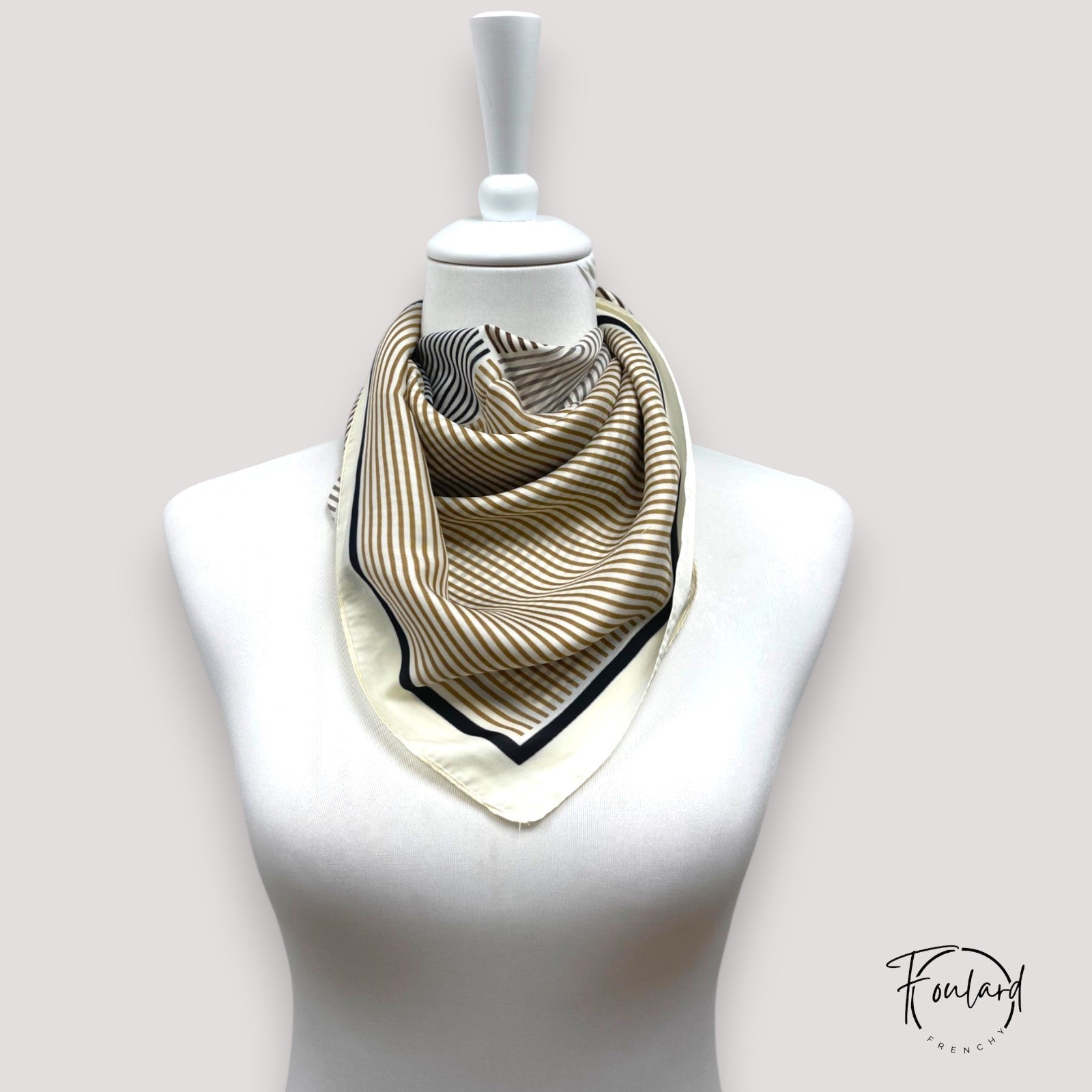 Foulard carré avec rayures beiges et noires, bordure crème