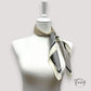 Foulard noué autour du cou, style minimaliste et chic