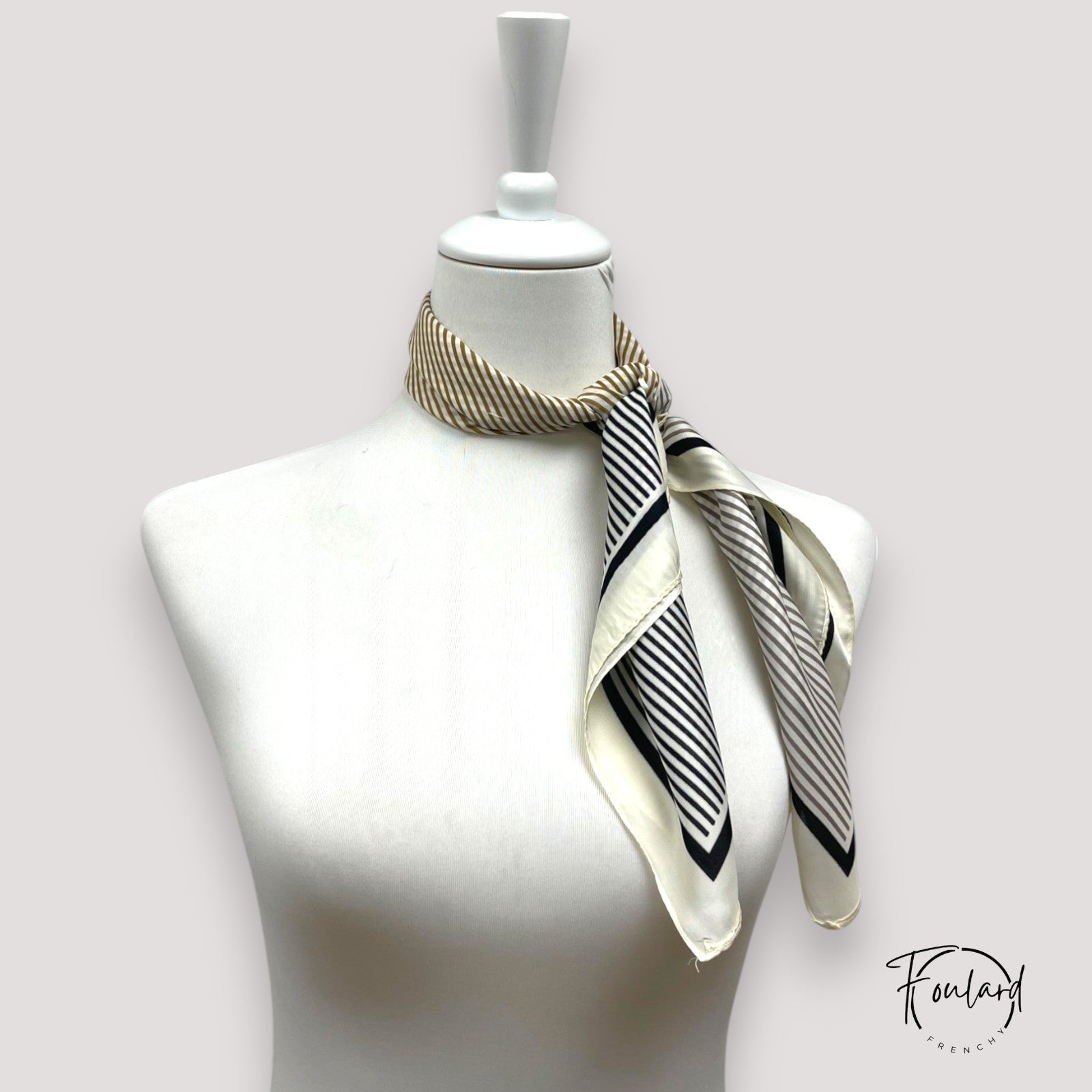 Foulard noué autour du cou, style minimaliste et chic