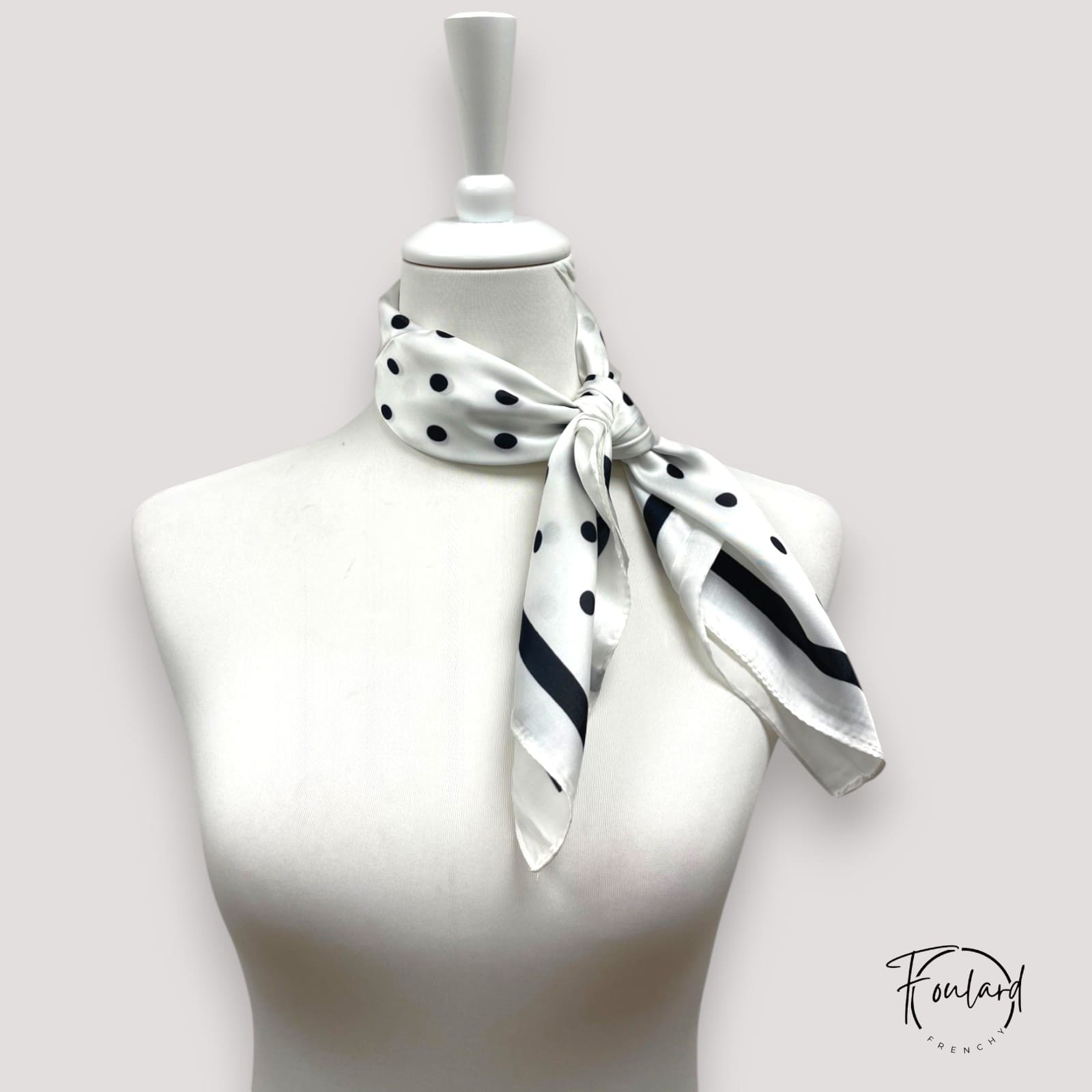 Foulard en polyester satiné, élégant et léger