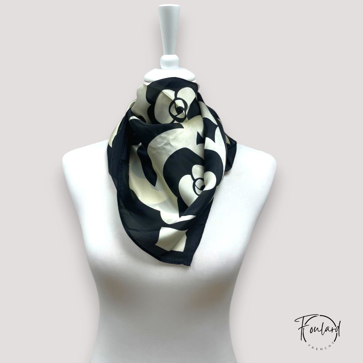 Foulard carré floral noir et écru sur fond blanc