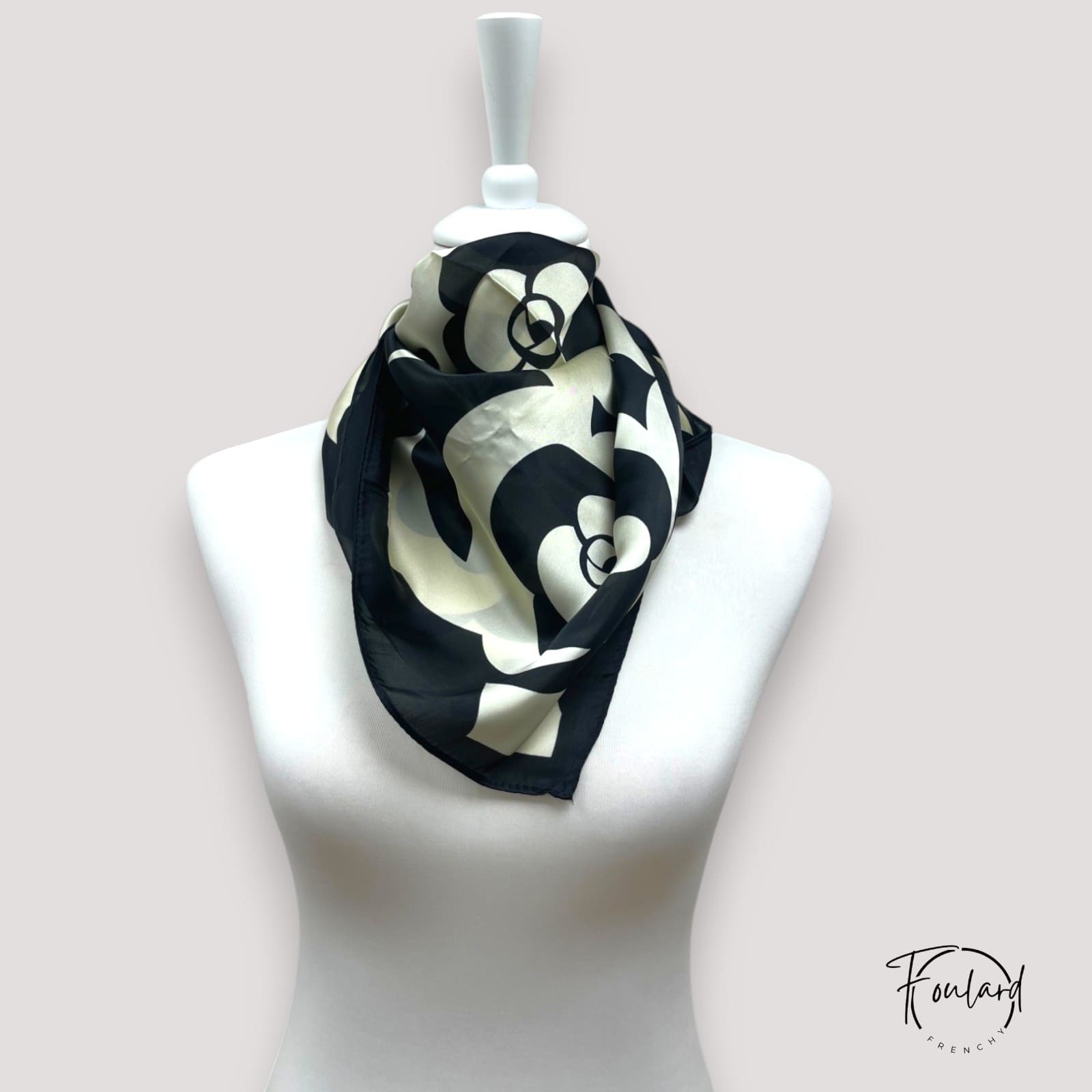 Foulard carré floral noir et écru sur fond blanc