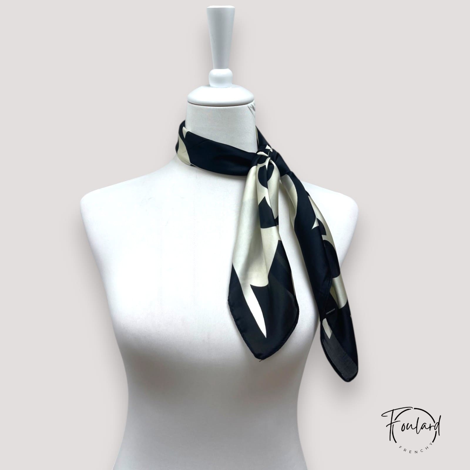 Foulard noué autour du cou, motif floral contrasté