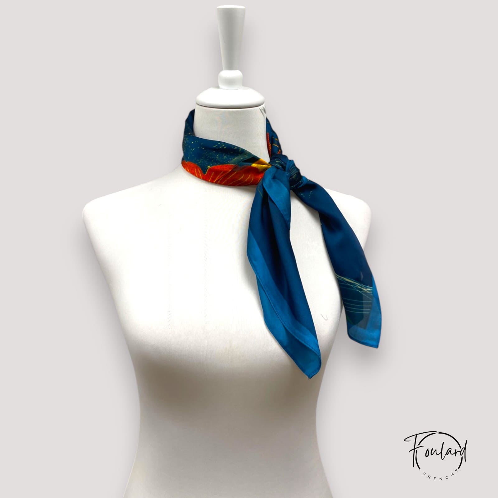 Foulard noué, montrant le motif exotique multicolore