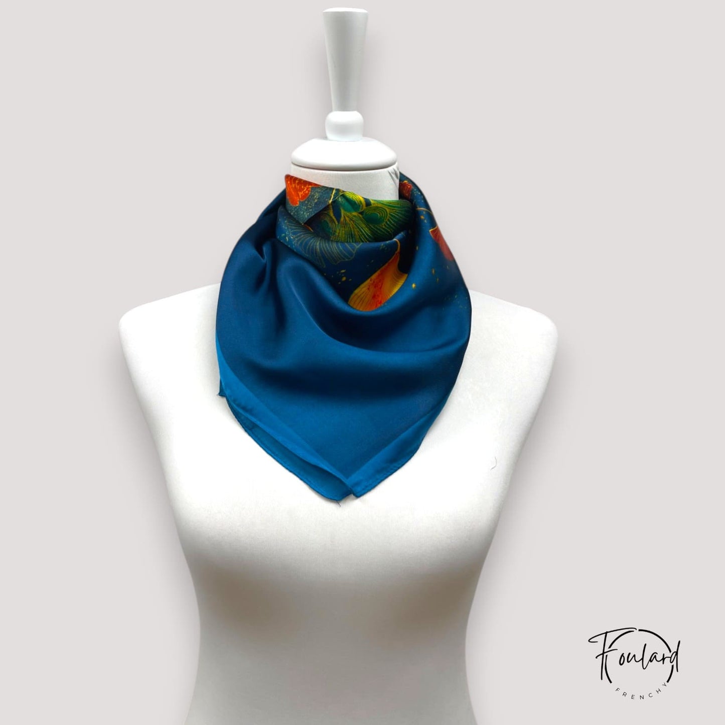 Foulard carré bleu avec motifs tropicaux colorés