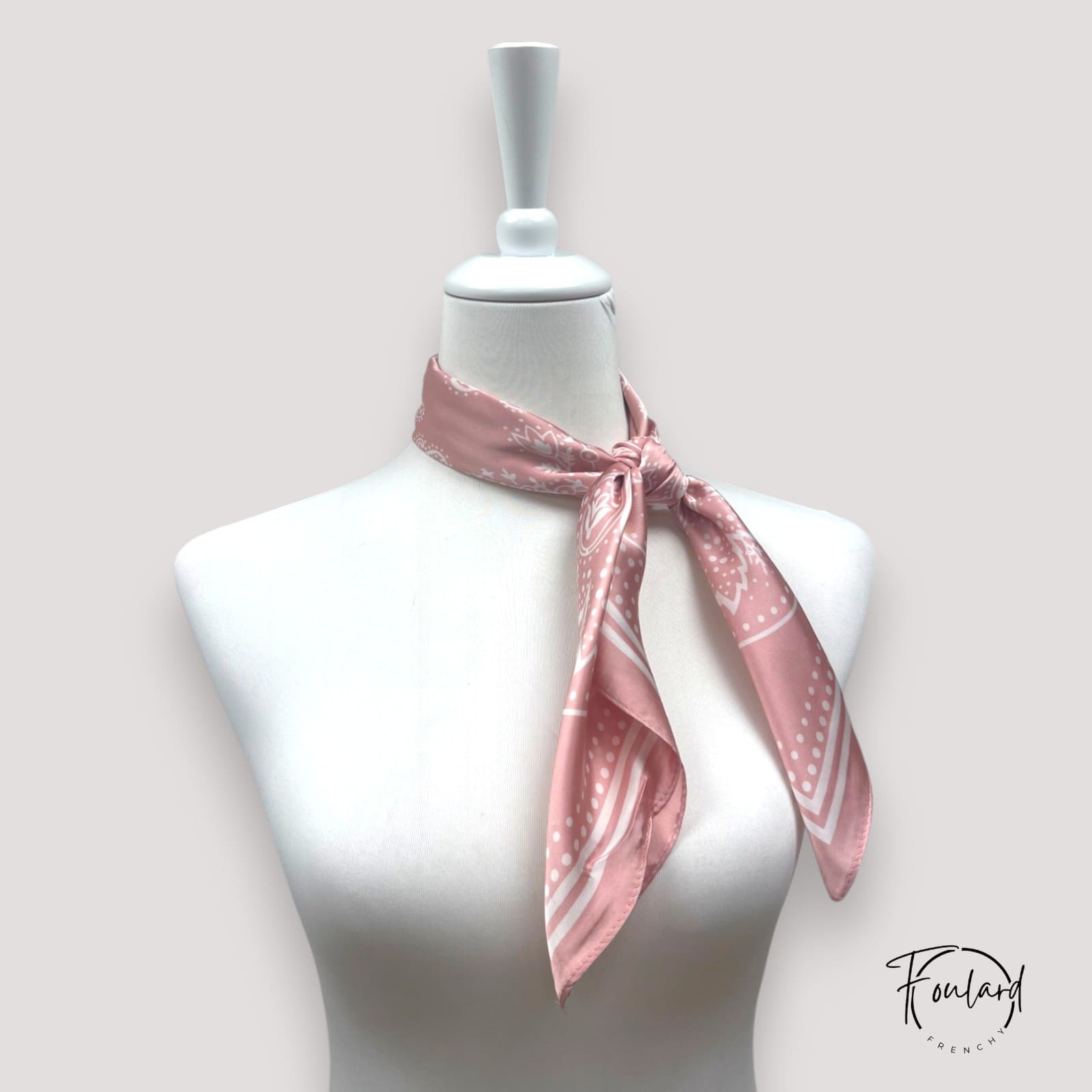 Foulard noué, montrant le contraste entre rose et blanc
