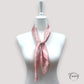 Foulard carré rose poudré avec motif cachemire blanc