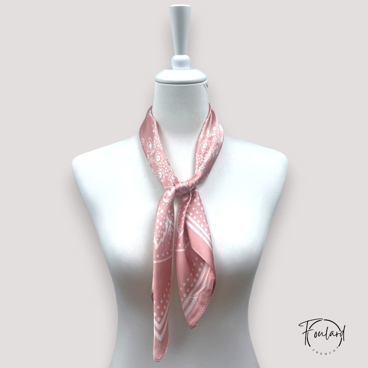Foulard carré rose poudré avec motif cachemire blanc