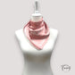 Vue d'ensemble du foulard carré, texture fluide et douce