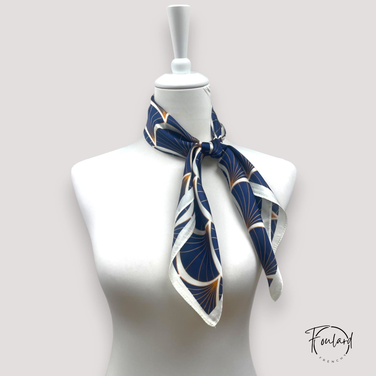 Foulard carré bleu marine avec motif éventail doré