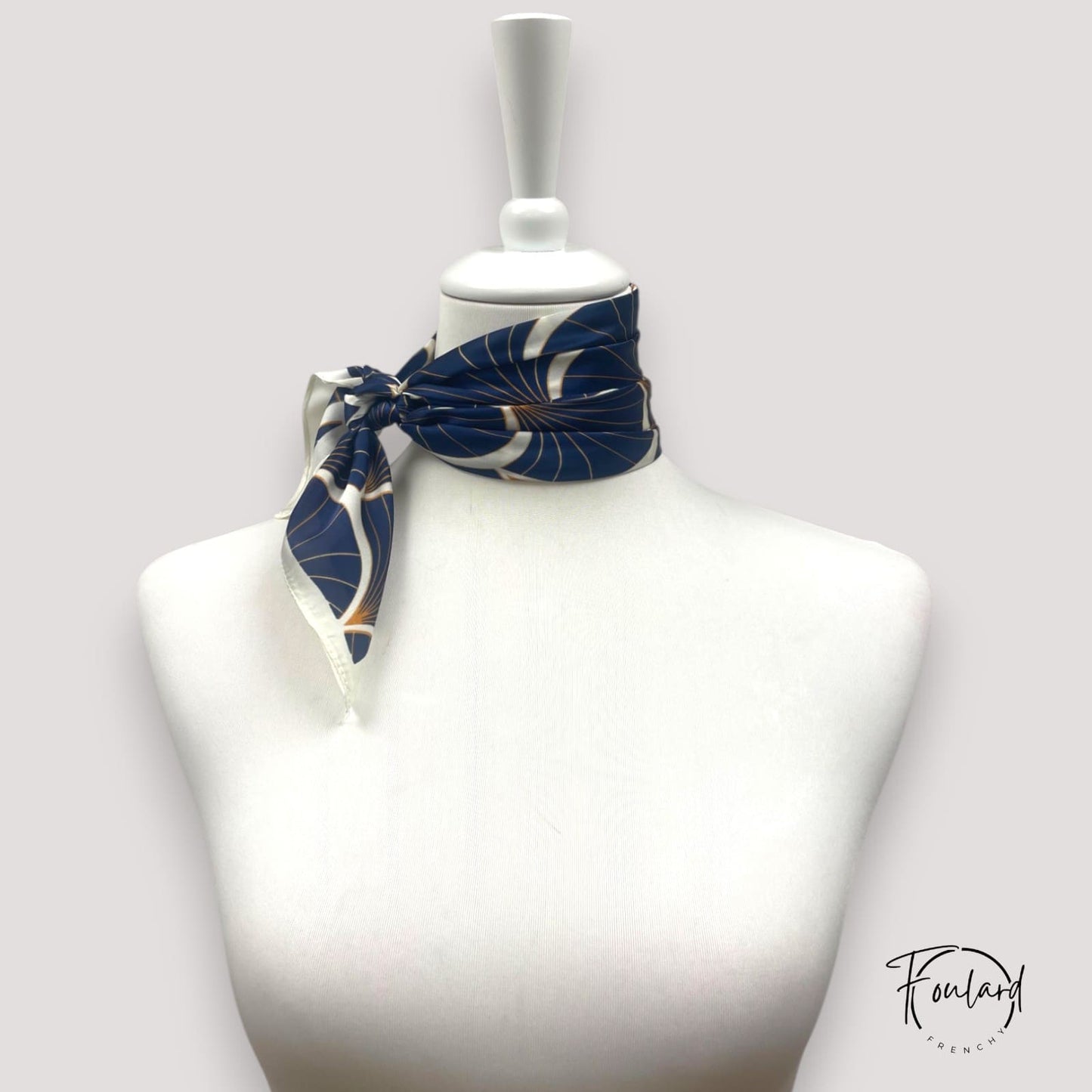 Vue rapprochée du tissu satiné bleu et doré