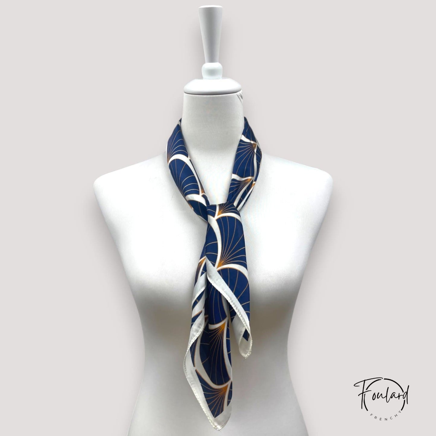 Foulard élégant noué, motif Art déco éventail