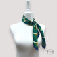 Texture satinée du foulard avec motifs Art déco dorés