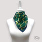Détail du motif géométrique doré sur foulard en satin
