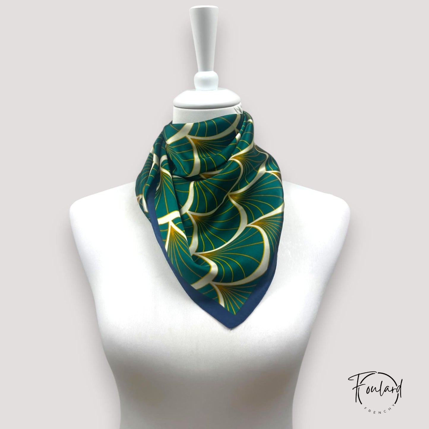 Détail du motif géométrique doré sur foulard en satin