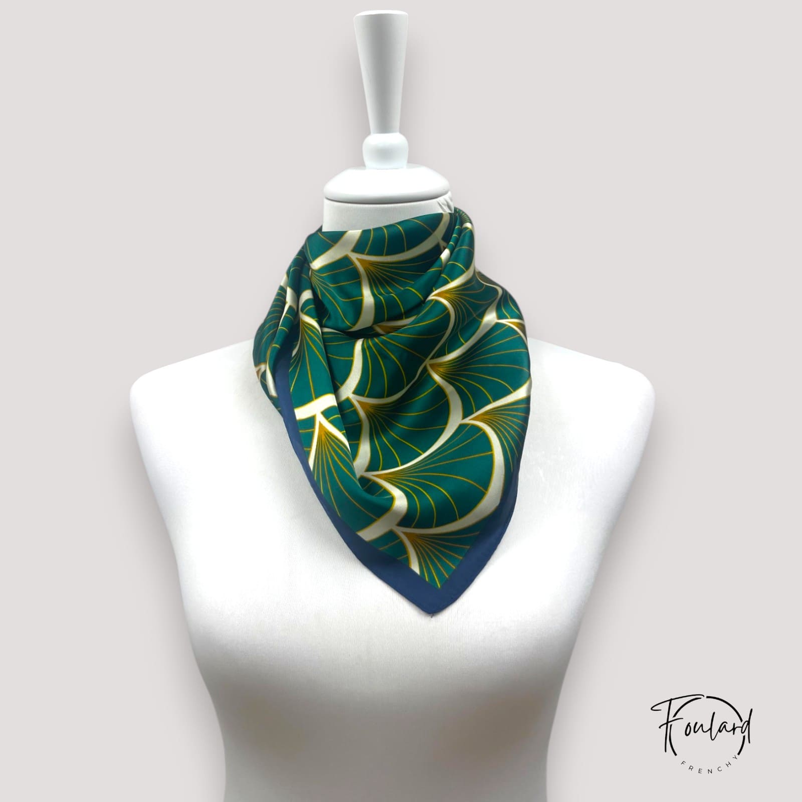 Détail du motif géométrique doré sur foulard en satin