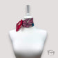 Vue d'ensemble du foulard carré, motifs floraux et bordure rouge