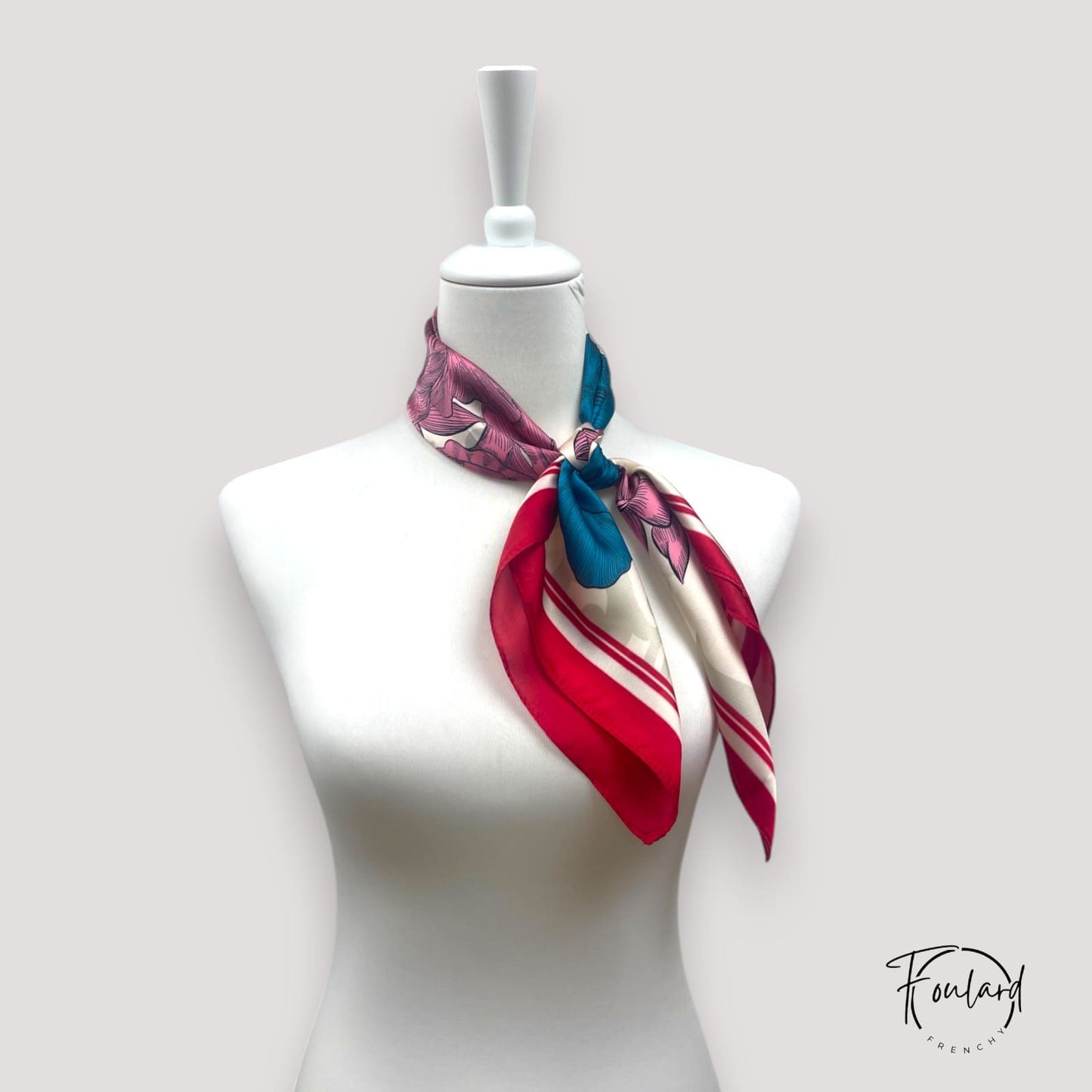 Foulard carré floral avec bordure rouge et motifs colorés