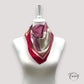 Gros plan sur les motifs floraux vifs du foulard satiné