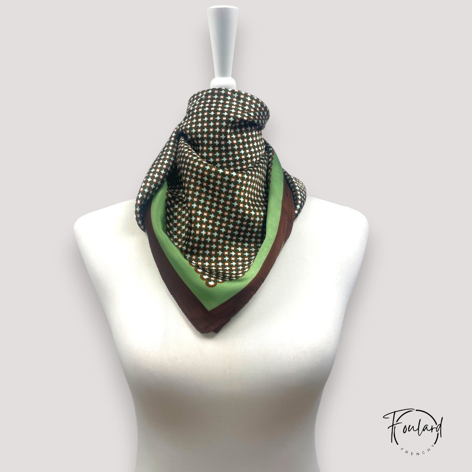 Détail du motif géométrique rétro vert et marron du foulard