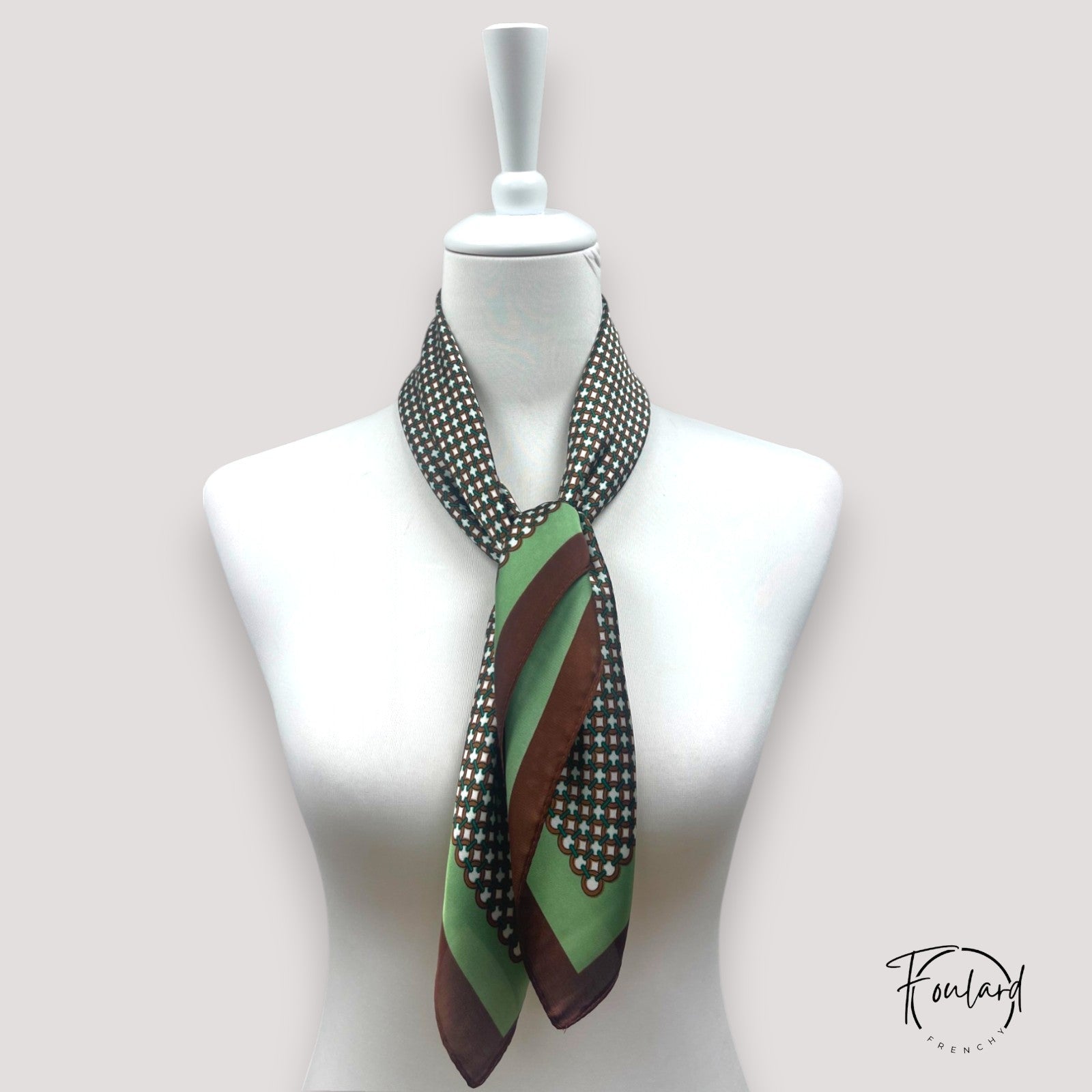 Vue d'ensemble du foulard carré avec motif géométrique