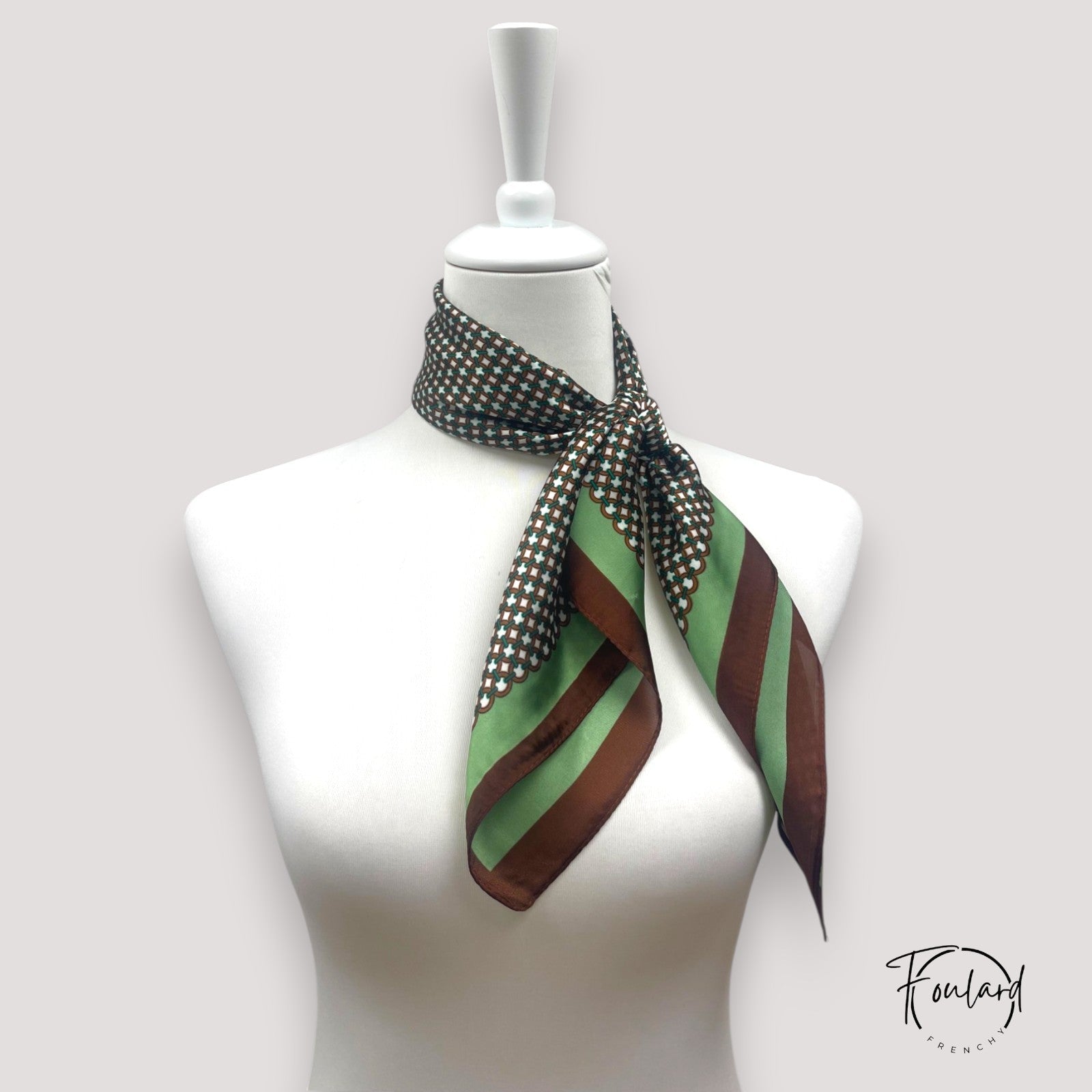Foulard carré vert et marron avec motif géométrique rétro