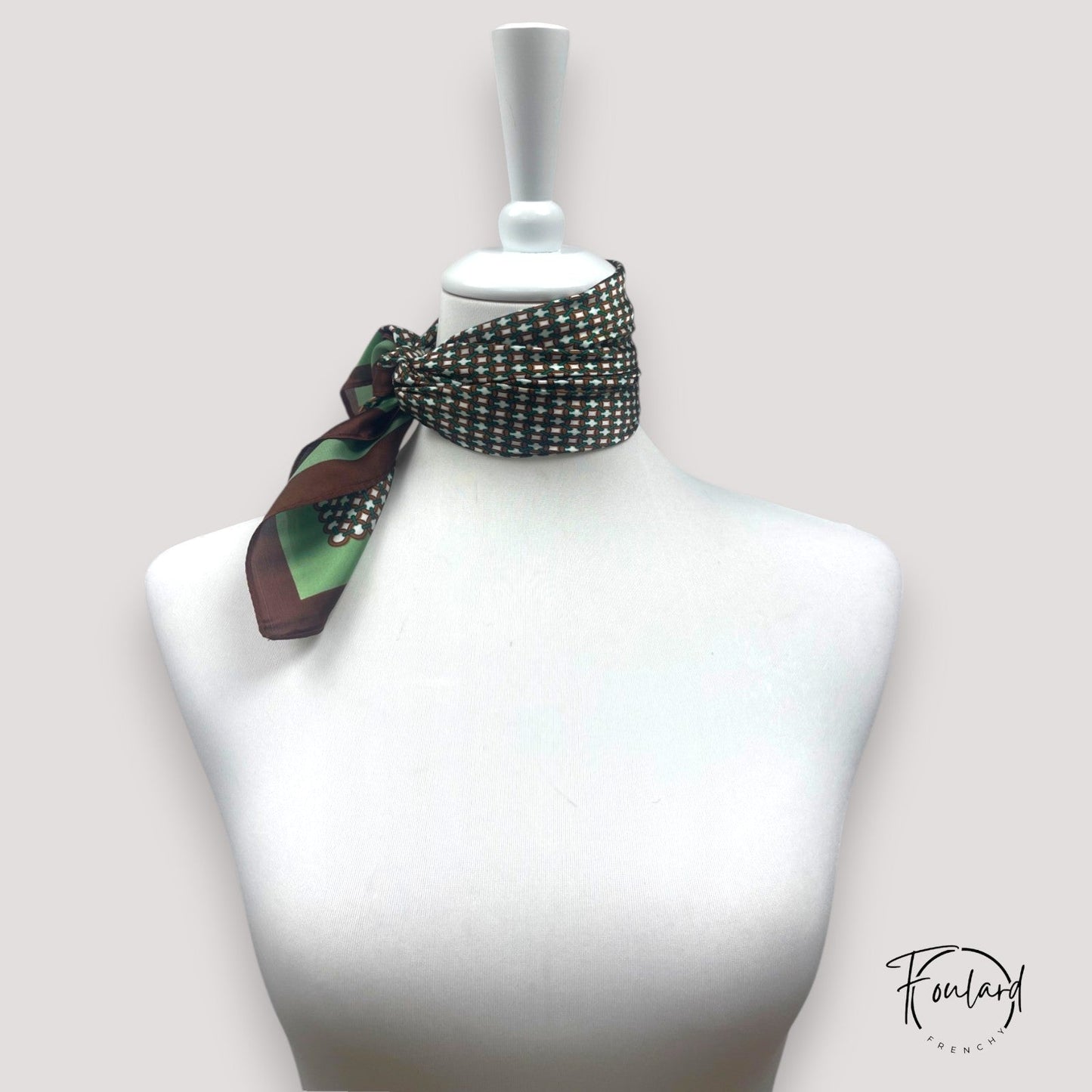 Foulard carré noué en bandeau, motif rétro vert et marron