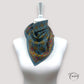 Foulard en polyester satiné, encadrement géométrique visible