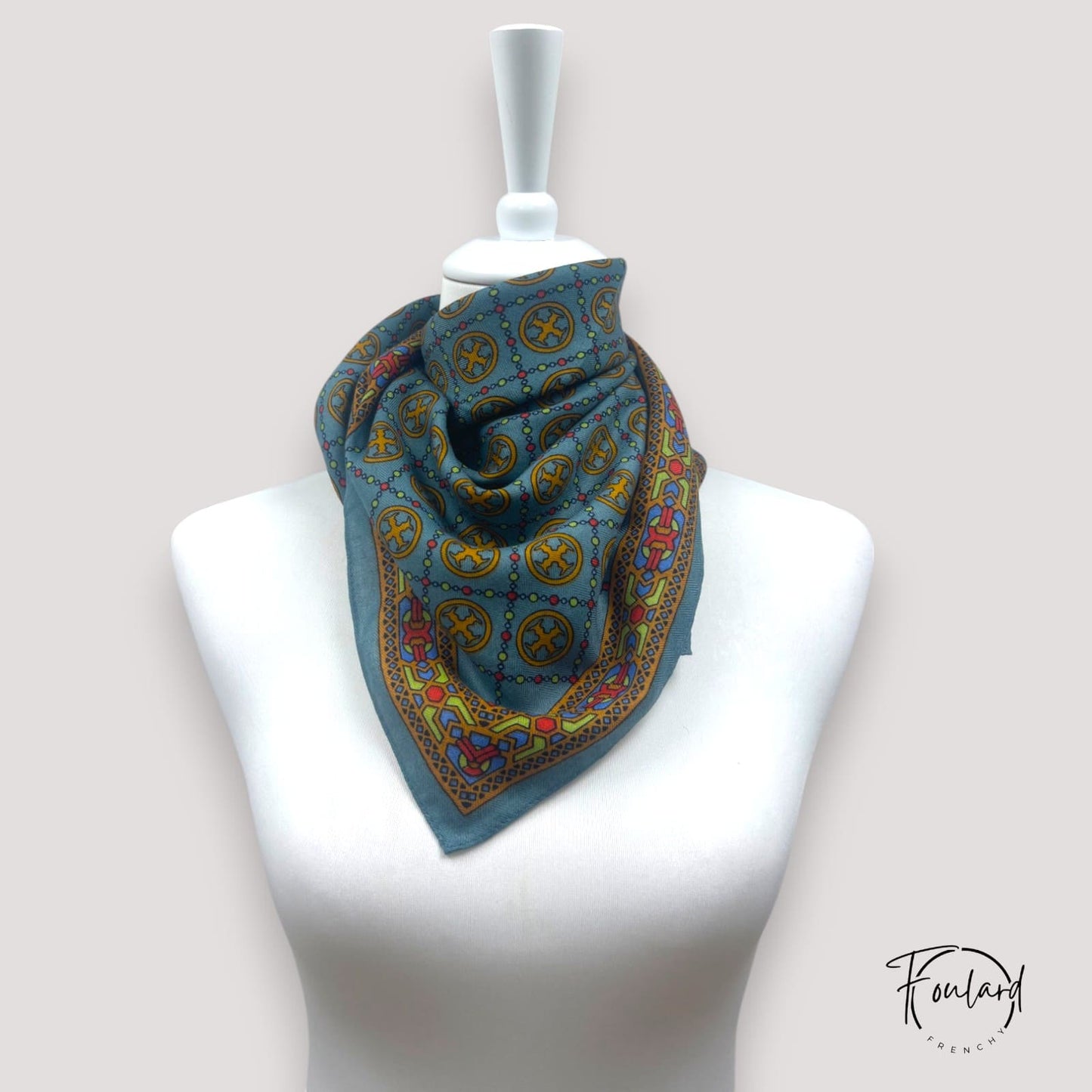 Foulard en polyester satiné, encadrement géométrique visible