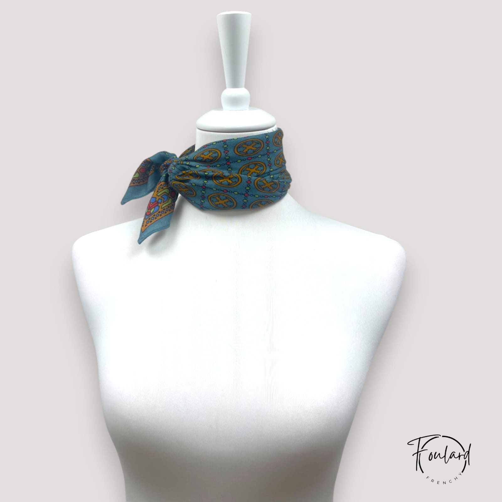 Détail de motifs circulaires jaunes sur foulard satiné