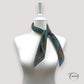 Foulard carré avec motifs orientaux et fond bleu canard