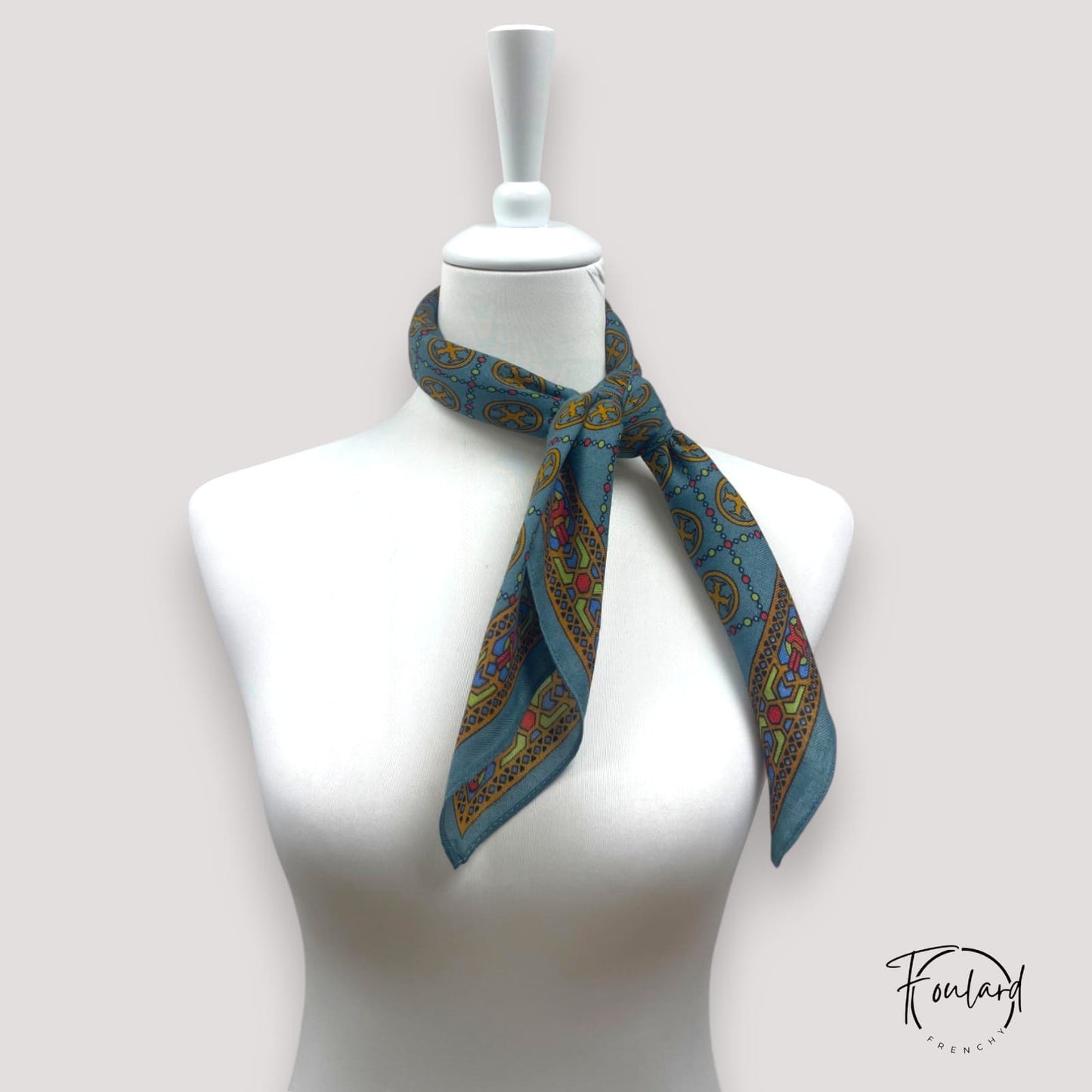 Foulard carré avec motifs orientaux et fond bleu canard