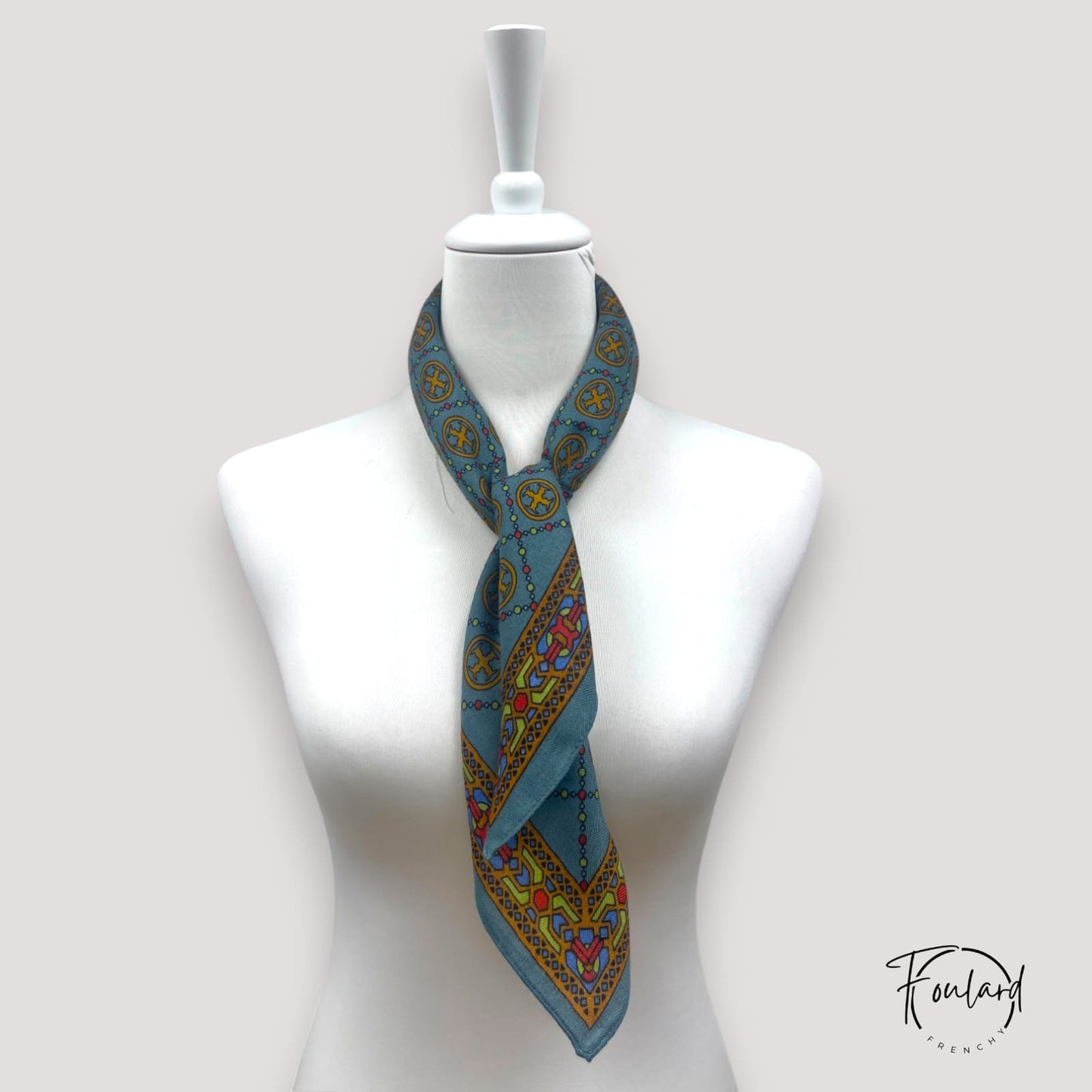 Vue d'ensemble du foulard avec arabesques multicolores