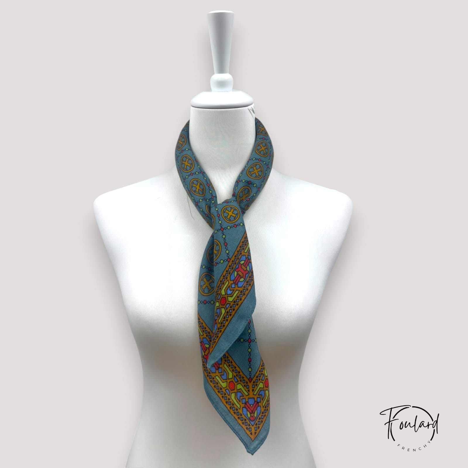 Vue d'ensemble du foulard avec arabesques multicolores