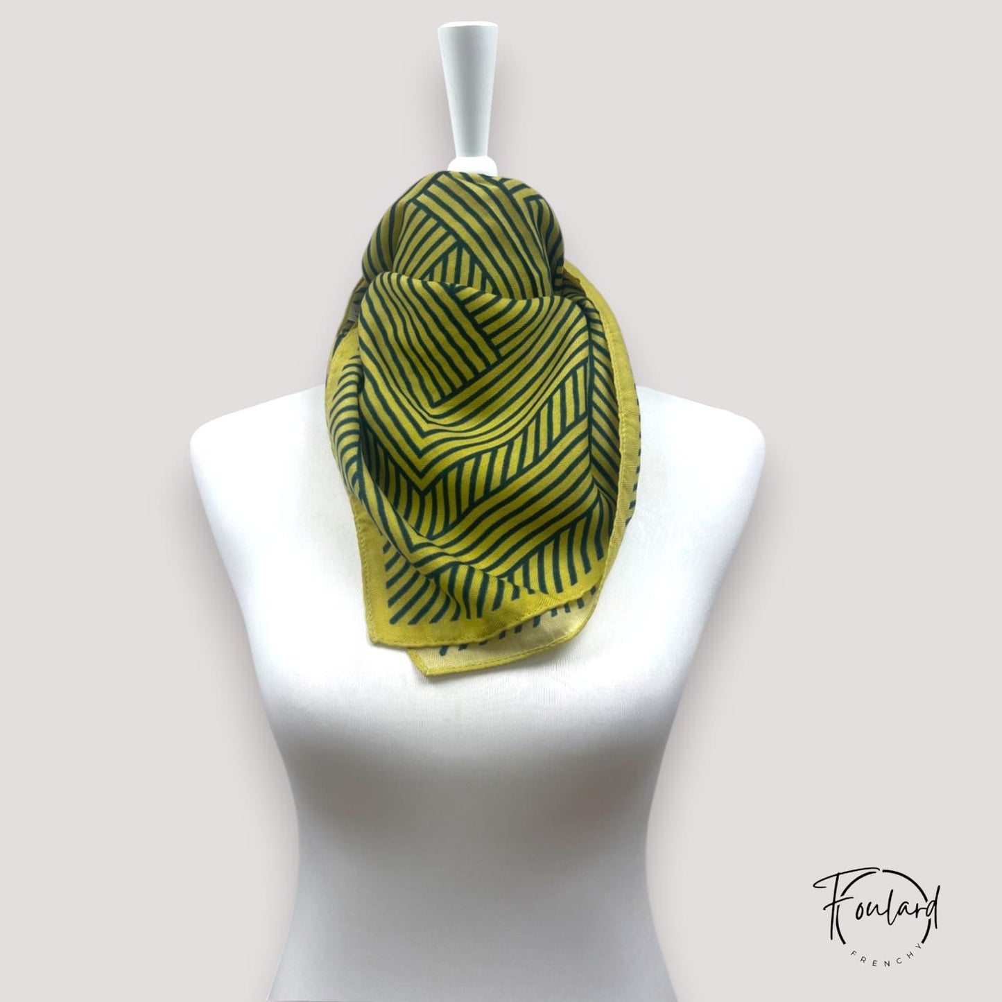 Foulard carré avec rayures vertes et jaunes sur fond blanc