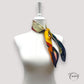 Foulard carré avec motifs floraux stylisés sur fond crème