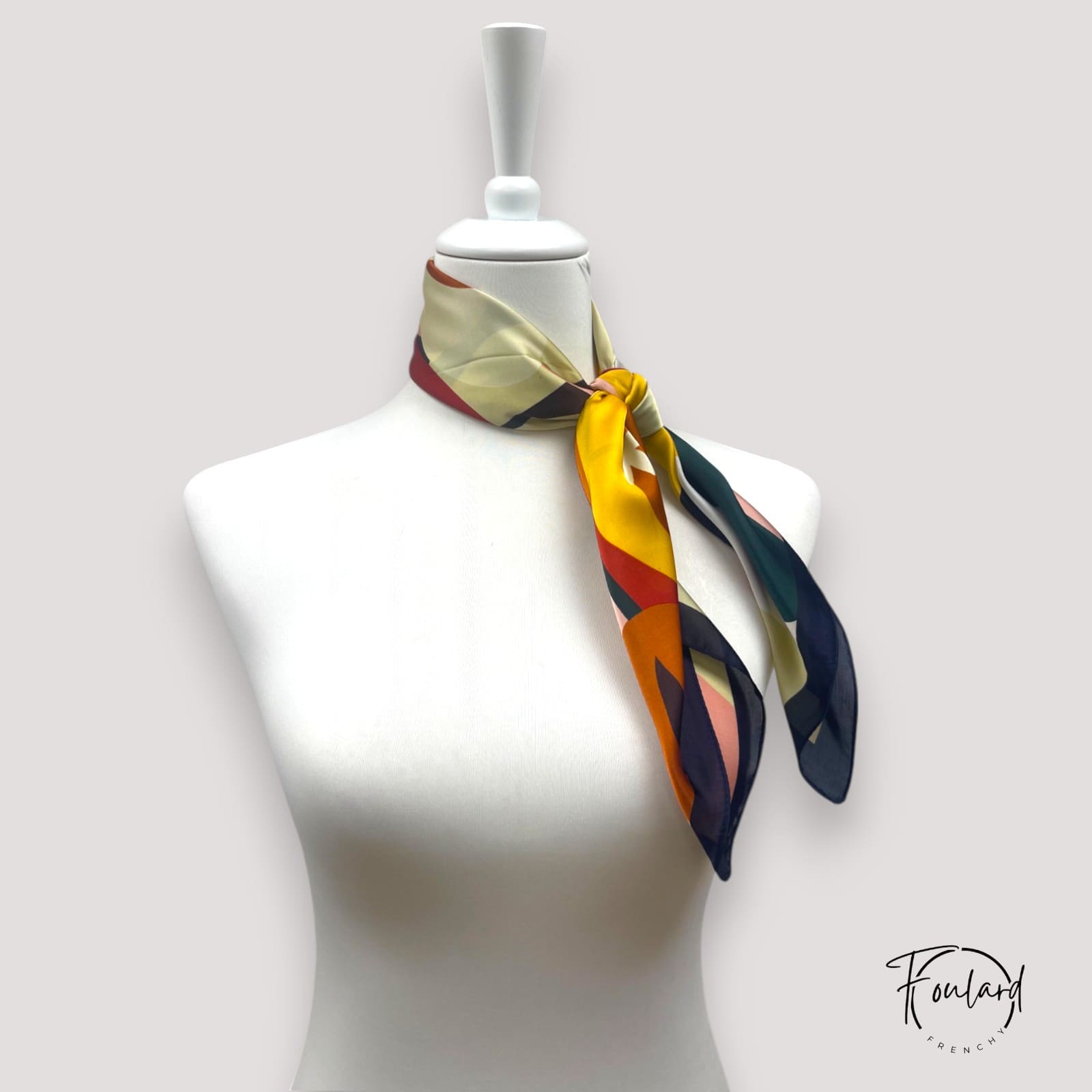 Foulard carré avec motifs floraux stylisés sur fond crème