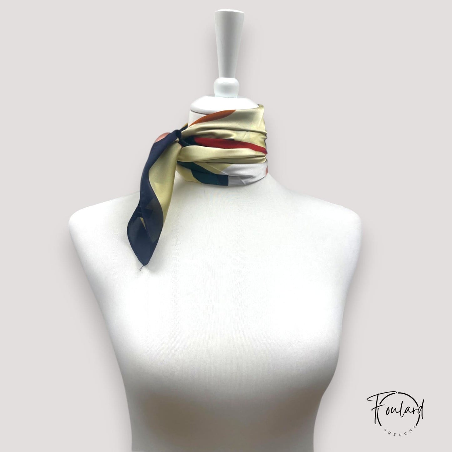 Détail des fleurs graphiques rouges et jaunes sur le foulard
