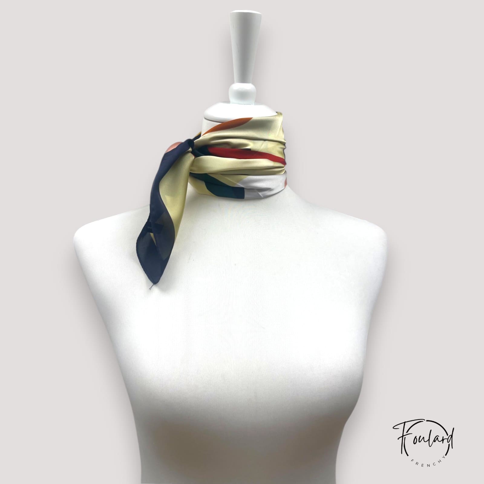 Détail des fleurs graphiques rouges et jaunes sur le foulard