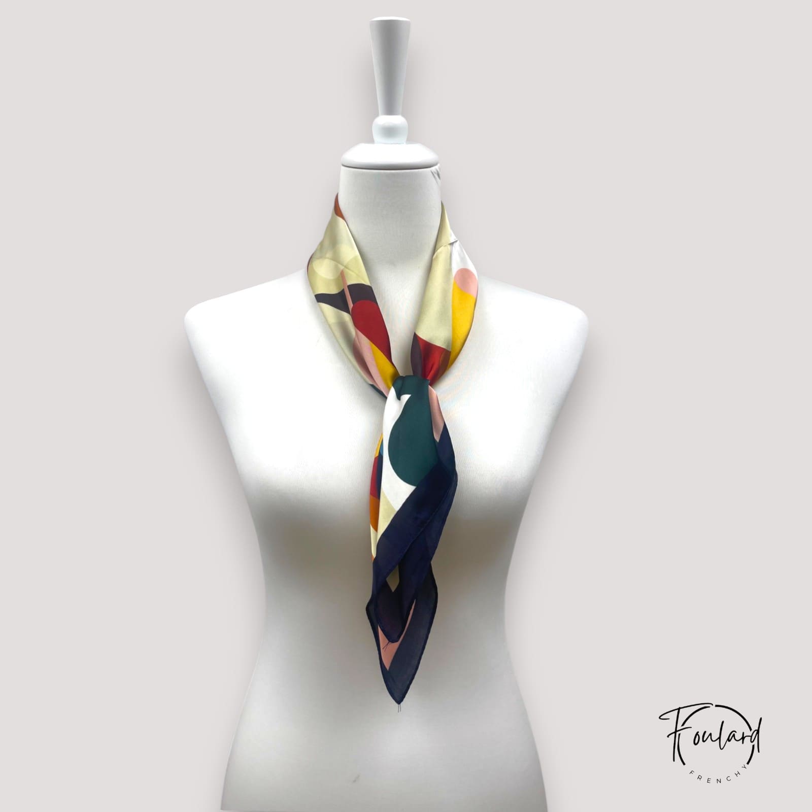 Vue d'ensemble du foulard montrant les couleurs vives et contrastées