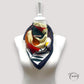 Foulard noué en triangle, mettant en valeur les motifs végétaux