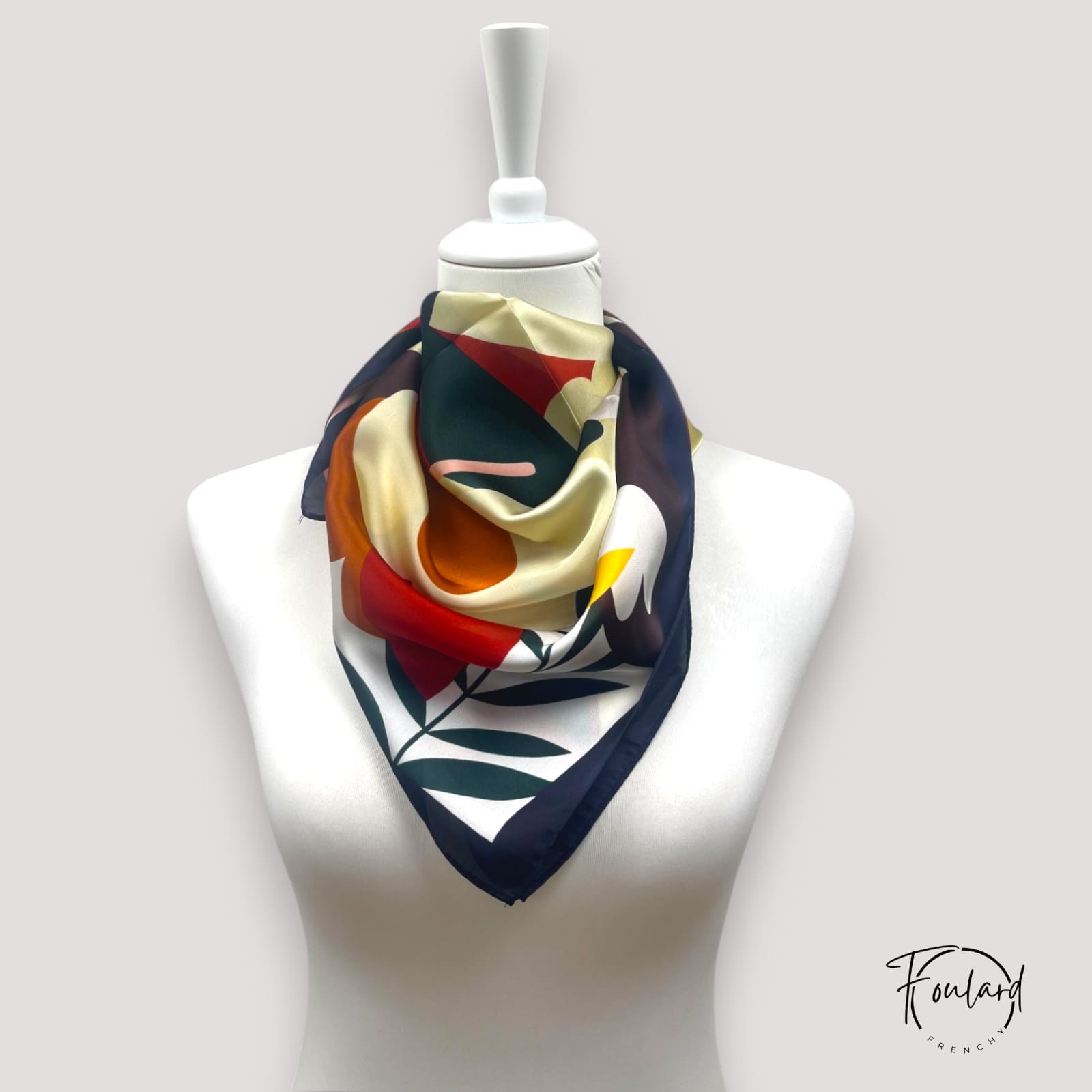 Foulard noué en triangle, mettant en valeur les motifs végétaux