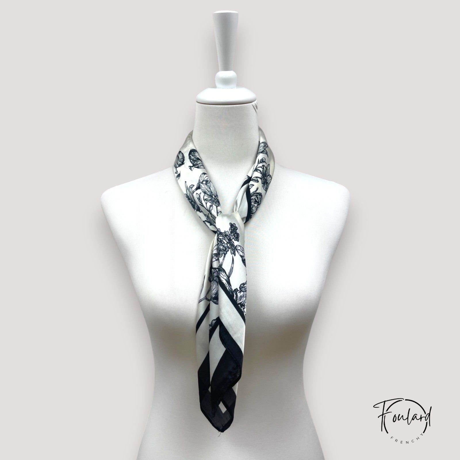 Foulard carré avec bordure noire contrastante