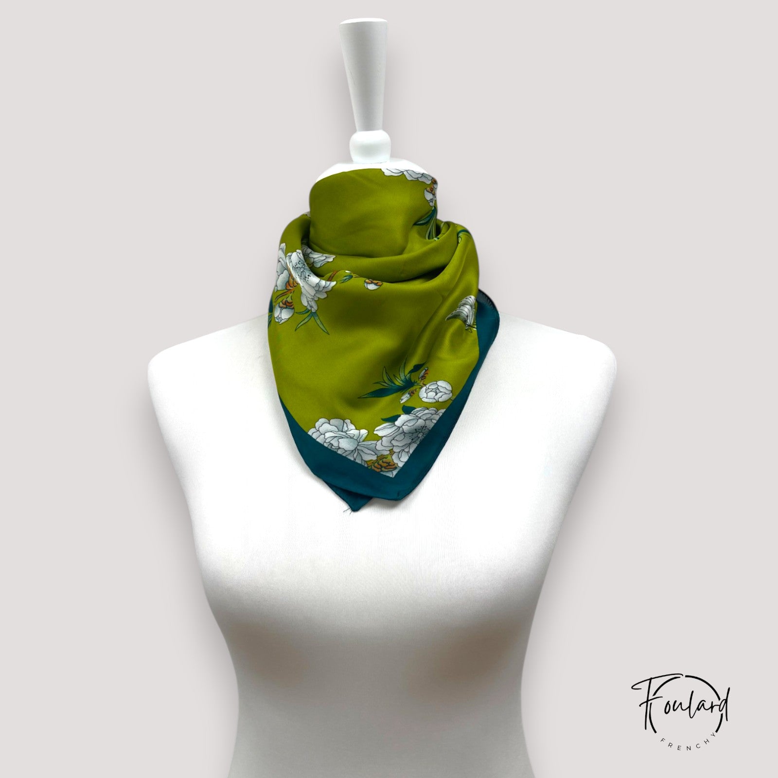 Foulard carré avec grues et fleurs sur fond vert olive