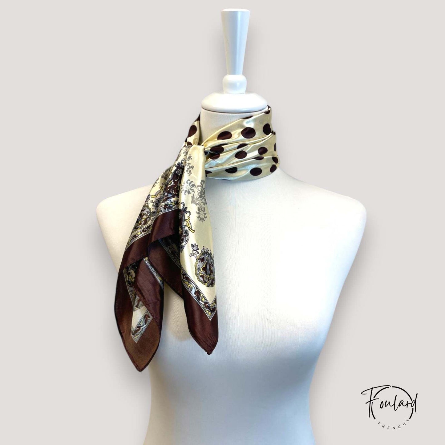 Foulard carré crème à pois bruns, motifs baroques