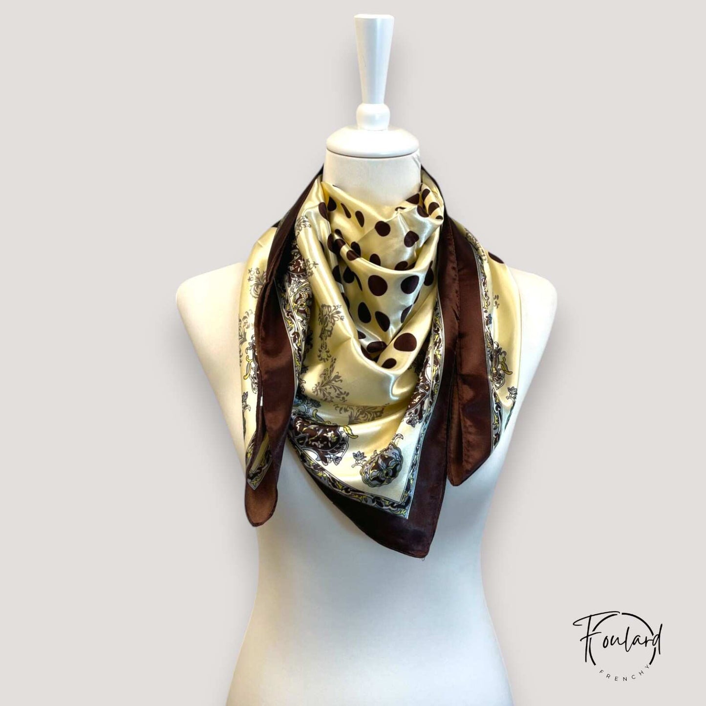 Vue d'ensemble du foulard carré, pois et bordure baroque