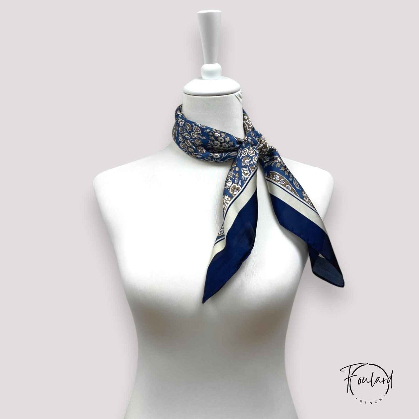 Foulard carré noué, montrant contraste des couleurs