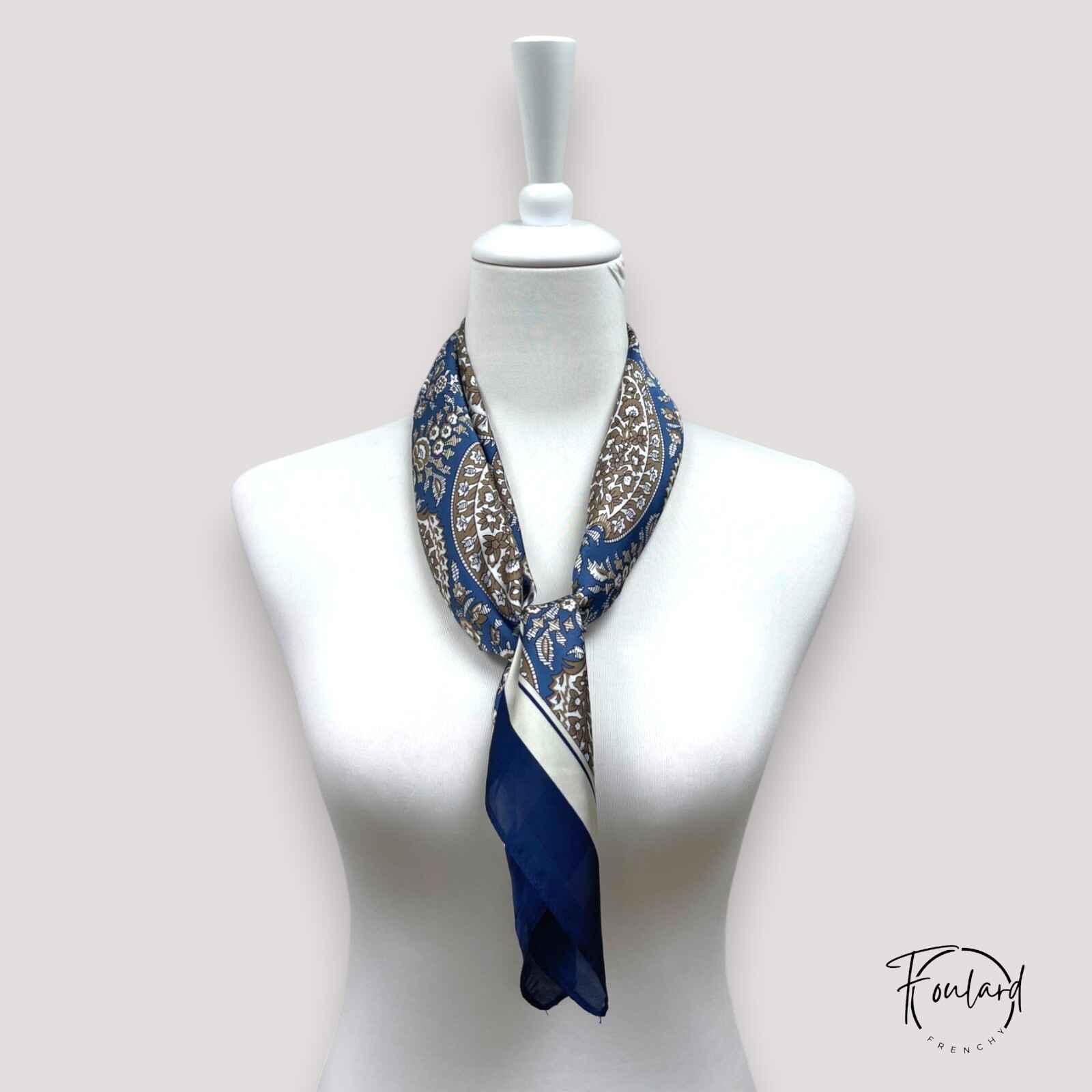 Vue rapprochée du motif floral écru sur foulard