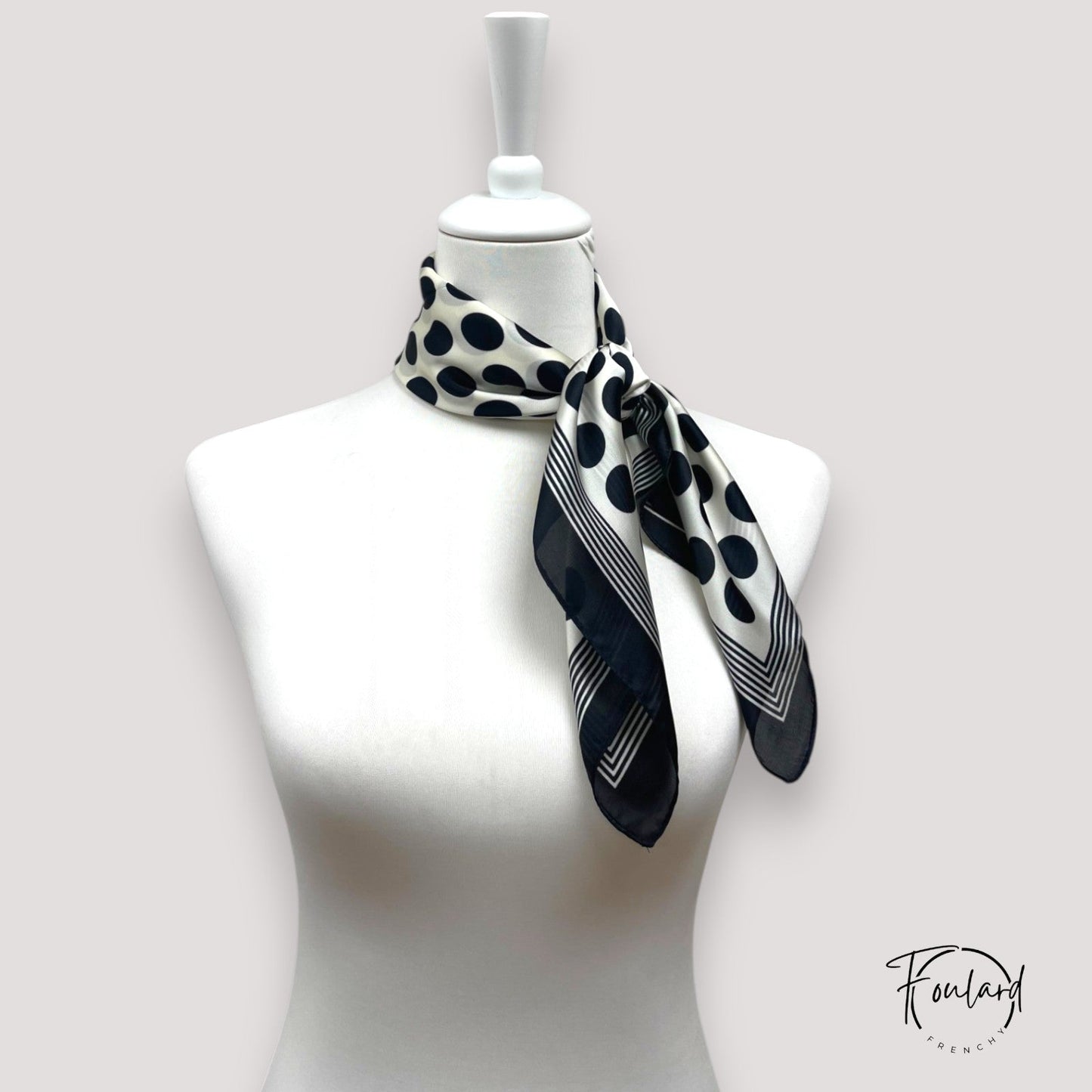 Foulard en polyester satiné, tombé fluide