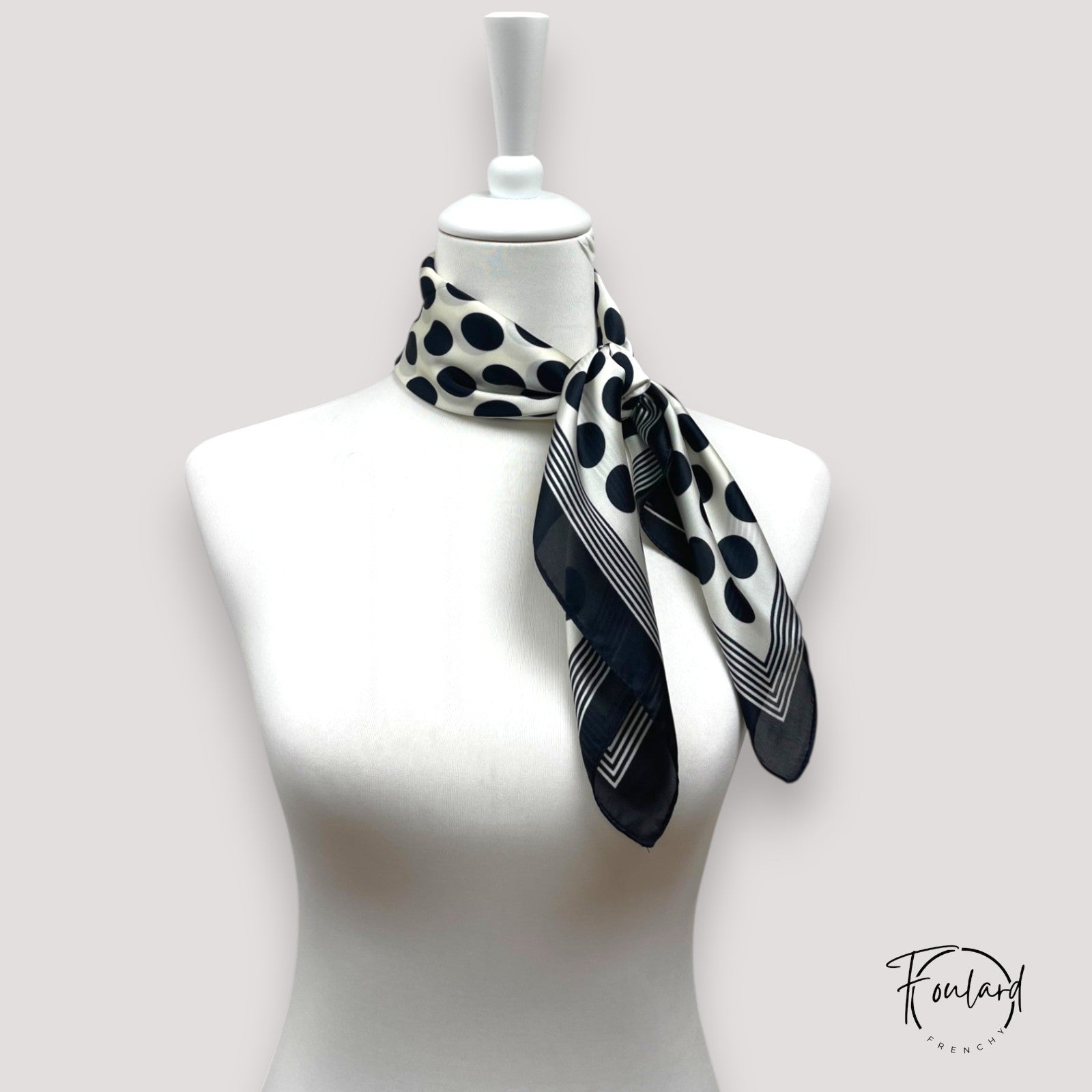 Foulard en polyester satiné, tombé fluide